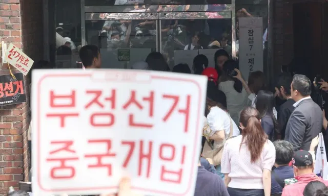 2천표 이틀째 갇혔다…노인정에 ‘부정선거론자’ 집결

“이 안에 보관돼 있는 투표함은 목숨을 걸고라도 지켜야 합니다.” 부정선거론을 주장해 온 