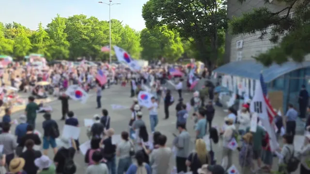'확' 줄어든 시위대...'막무가내' 봉쇄로 피해 잇따라

개표소 봉쇄 시위가 계속되는 가운데, 주말과 비교해 시위 참가자는 눈에 띄게 줄어들었
