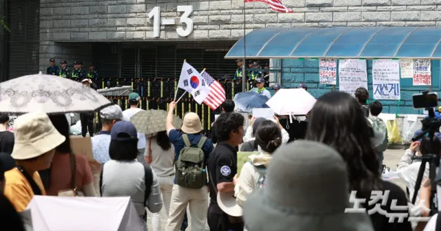 잠실 봉쇄 집회 와중에 송파경찰서장 사의…"건강상 이유"

서울 송파구 올림픽공원 핸드볼경기장에서 투표용지 부족 사태 규탄 집회가 닷새째 진행 
