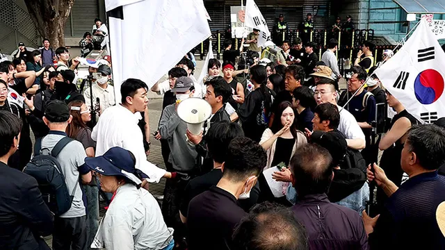 "부정선거" 시위에 행정 마비…"경찰 조롱도 선 넘었다"

연일 이어지고 있는 서울 올림픽공원 개표소 봉쇄 시위 현장에서 부정선거론자들이 주도하
