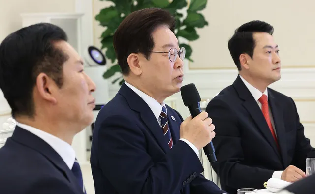 [사설] 선거 민심 못 읽고 내부 분란에 바쁜 여야

한국사회여론연구소가 지난 8일부터 이틀 간 조사한 결과, 이 대통령이 국정 운영을 잘하고 