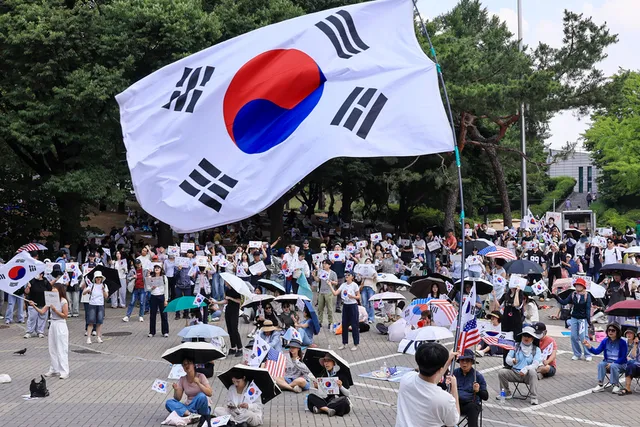 李대통령, 잠실 시위 폭력 현장에 “경찰 모욕과 조롱 도 넘어”

유럽을 순방 중인 이재명 대통령이 10일 잠실 개표소 봉쇄 시위 현장에서 경찰
