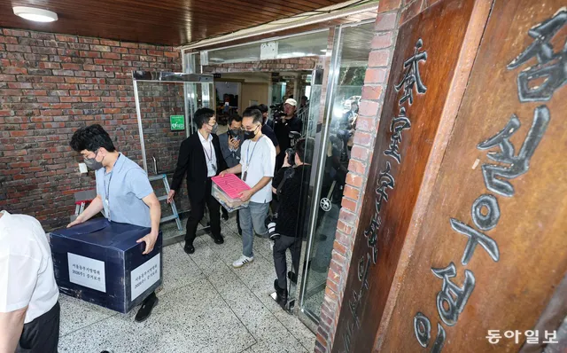 [단독]잠실 투표용지 보관상자, 송파구 선관위가 9일 폐기했다

6·3 지방선거 투표용지 부족 사태의 증거로 지목돼 법원이 보전을 명령했던 서울