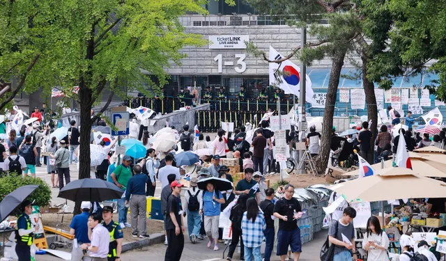 잠실 시위에 사무실 봉쇄된 대한체육회 “물품이라도 내보내달라”

6·3 지방선거 투표용지 부족 사태를 규탄하는 집회가 서울 송파구 올림픽공원 핸