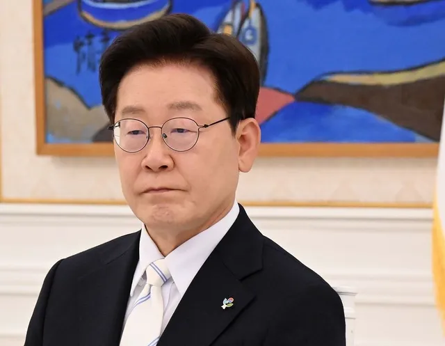 李 “잠실 시위현장서 경찰 모욕 도넘어…비상식적 폭력행위”

이 대통령은 10일(현지시간) 소셜미디어 엑스(X)에 "(현장에서) 경찰관을 ‘가짜