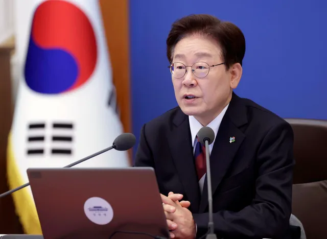 李 대통령 "잠실 시위 폭력·모욕 안 돼…경찰도 시민"

이재명 대통령이 지방선거 투표용지 부족 사태 이후 이어지고 있는 잠실 개표소 봉쇄 시위