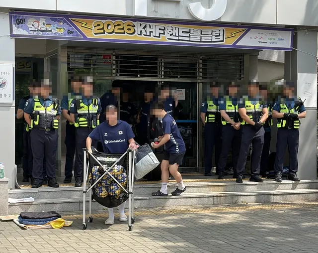 잠실개표소 시위 나흘차…핸드볼 선수들·대만 기자 봉변당해(종합)

(서울=연합뉴스) 이의진 양수연 윤민혁 기자 = 6·3 지방선거 투표용지 부족