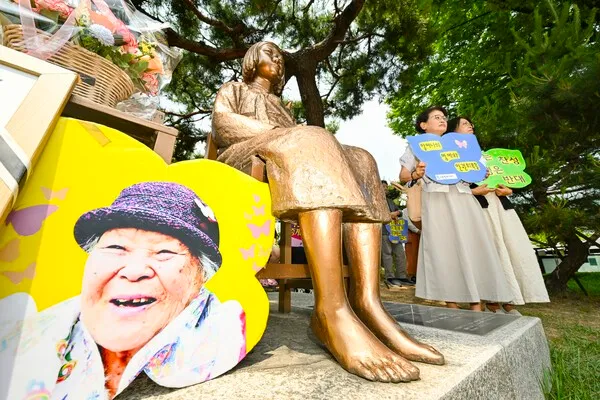 봉지 씌워도 속수무책 '평화의 소녀상' 수난사 끝난다

일본군 피해자인 위안부에 대한 허위사실을 유포하거나 피해 사실 등을 왜곡할 경우 최대 징