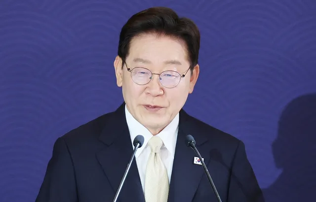 이재명 대통령, 잠실 시위 경찰관 폭행·조롱 비판…"제복 입은 시민"

취임 후 첫 유럽 순방 중인 이재명 대통령이 국내 잠실 시위 현장의 경찰