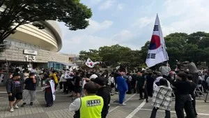 송파구 개표소 봉쇄 엿새째…체육단체 "일터 돌려달라" 호소

올림픽공원 핸드볼경기장에 입주한 체육단체들이 잠실 개표소 봉쇄 시위 엿새째인 오늘 