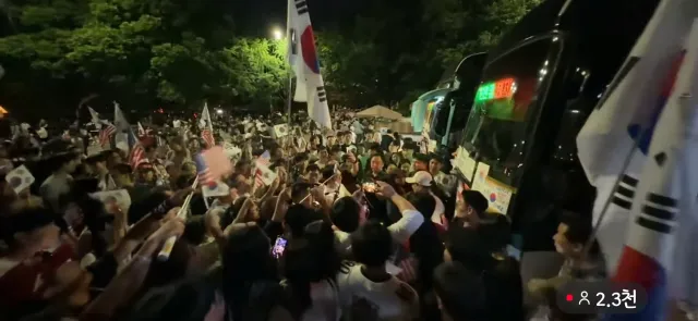 사람들에 둘러쌓여 환호받는 장대표!
배현진아웃!
한가발아웃!
우재준아웃!
외치고 계신분들 감사합니다🙏