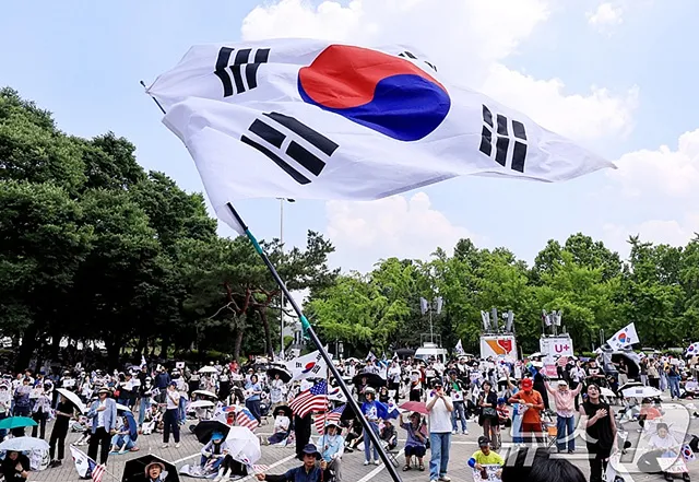 "선수들 수당도 못준다" 잠실 봉쇄 시위에 체육단체 업무 마비... 9개 단...

6·3 지방선거 투표용지 부족 사태와 관련한 잠실 개표소 봉