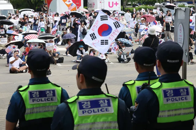이재명 대통령 “잠실 시위대 경찰관 향한 모욕·조롱 도 넘어”

벨기에를 방문 중인 이재명 대통령이 10일 잠실 시위 현장에서 경찰관을 향한 일