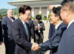 靑, ‘정권은 짧다’ 정청래 발언에 “당무 언급 적절치 않아”

[헤럴드경제(브뤼셀)=서영상 기자] 청와대 관계자는 10일 더불어민주당 정청래 