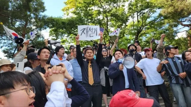 시민 소지품 뒤지고 경찰 모욕까지 막 가는데…‘개표소 시위대’ 강제...

6·3 지방선거 잠실 개표소인 서울올림픽공원 핸드볼경기장 봉쇄 시위가