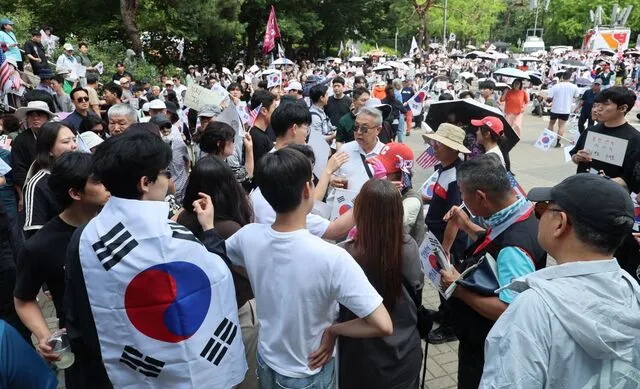 시위 장기화에 입주 체육단체 “업무 마비” 분통

6·3 지방선거 잠실 지역 개표소인 서울 송파구 올림픽공원 핸드볼경기장 인근에서 재선거 요구 
