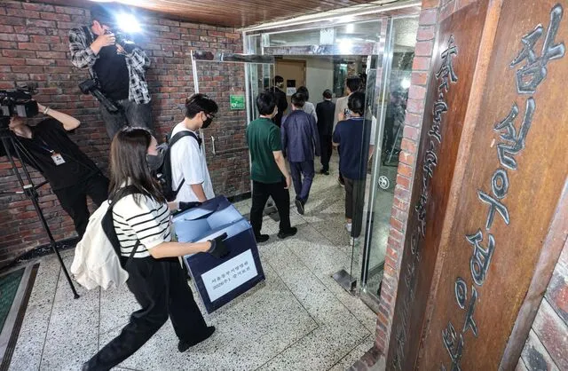 증거보전 결정난 ‘투표용지 상자’ 이미 폐기

법원이 6·3 지방선거 투표용지 부족 사태가 벌어진 투표소의 현장 검증에 나섰지만 투표용지 보관 
