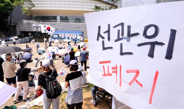 [단독] 극우에 점령된 잠실 개표소… '대진연 몰이' 피해자들 고소 나섰...

(선관위 용지 부족 사태) 63 지방선거 투표용지 부족 사태로 