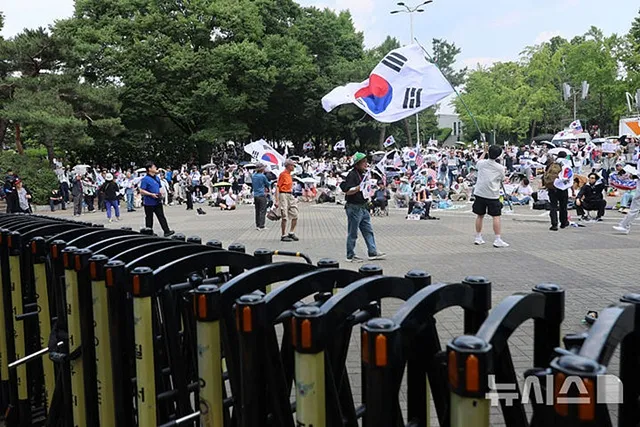 대한체육회 입장 발표 "잠실 봉쇄로 단체들 업무 차질, 최소한의 행정 ...

6·3 지방선거 투표용지 부족 사태와 관련한 잠실 개표소 봉쇄 시