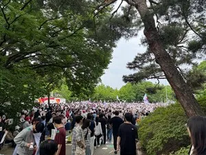 올림픽공원 집회 구호, "재선거"에서 갑자기 "부정선거·재선거"로...왜?

6·3 지방선거 투표용지 부족 사태에 항의해 서울 송파구 올림픽공원
