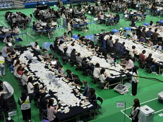 [현장] “내 표는 무효로 해달라” 부정선거론자 몰린 인천 계양

“이의 제기는 어떻게 합니까?” “사전투표함을 (우리가) 먼저 확인해볼 수 없