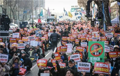 집회·행사 가득한 삼일절 연휴… 교통혼잡 예고[사회in]

삼일절 연휴 기간 서울 도심 곳곳에서 수만 명이 참여하는 대규모 집회와 행진, 마라톤