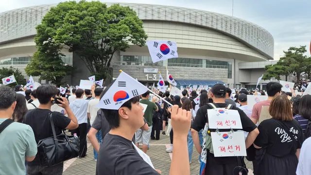 ‘잠실혁명 성지’에 몰려드는 사람들... ‘잠실LIVE멀티뷰’에서 생중계

[더퍼블릭=정진철 기자] 서울 잠실 종합운동장 일대에 부정선거 규탄과