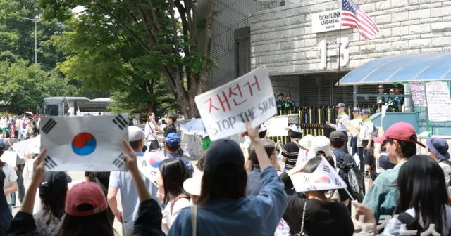 "소지품 검사는 막아줘야"…잠실 집회 대응에 경찰 내부 비판

서울 송파구 잠실 개표소 봉쇄 집회에서 시위대가 여자 핸드볼 주니어팀 국가대표 선