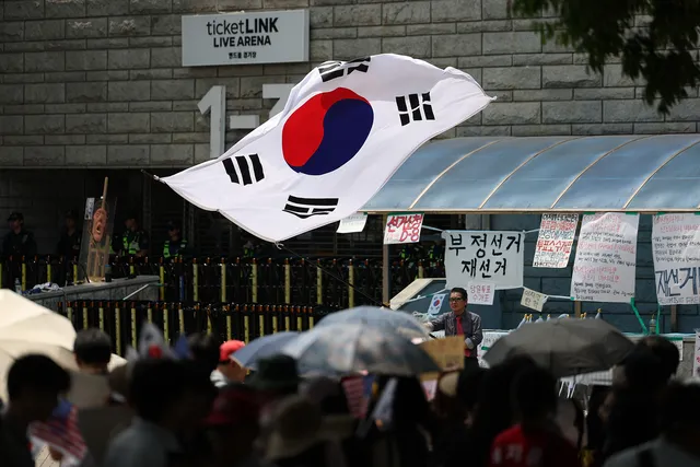 [속보]“들여보내야 ‘폭도’아닌 게 돼” “부정선거 협상 없어” “너가 뭔데”···잠실 개표소 엿새째 출입 봉쇄

6·3 지방선거 투표용지 부족