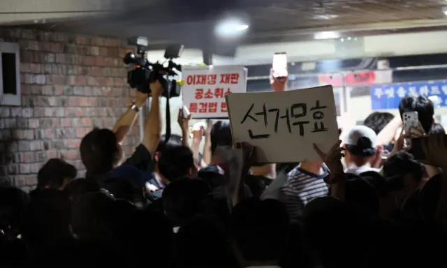 잠실7동 투표함 막고, 전한길은 선관위 앞으로…부정선거론자 집결

6·3 지방선거 본투표일에 투표용지 부족으로 초유의 투표 중단 사태가 벌어지자