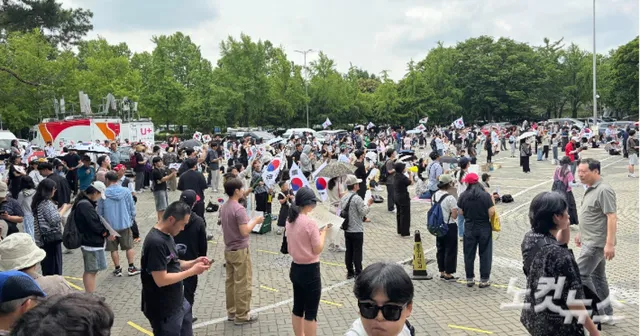 "너 프락치냐" 서로 의심…잠실 개표소 집회 다시 격화

6·3 전국동시지방선거 투표용지 부족 사태와 관련해 서울 송파구 잠실 개표소 앞에서 나