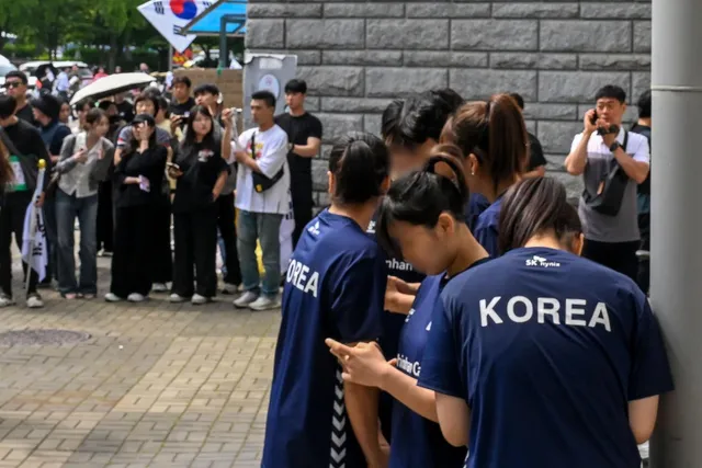 "양말도 벗겨라" 잠실 시위대, 청소년 국대 '몸 수색' 시도 논란

(선관위 용지 부족 사태) 송파구 올림픽공원 핸드볼경기장 개표소 봉쇄 시위