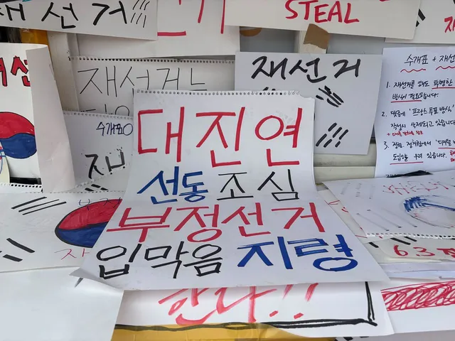 “이젠 부정선거 구호 가능”…성조기 들고 기조 바꾼 잠실 시위대

'재선거' 시위, '부정선거' 구호 외치며 보수 집회화