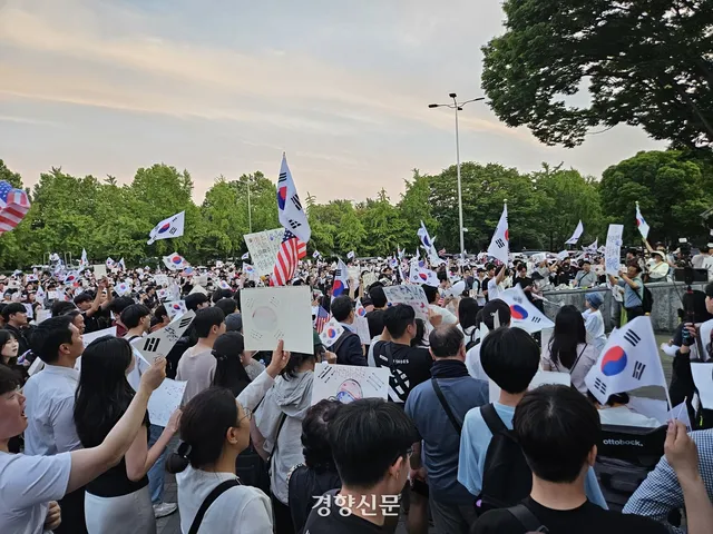 잠실 시위, 시비붙자 “대진연이냐”···“멸공” 구호에 윤석열 지지 플랜카드도 등장

“부정선거 재선거! 당일개표 수개표!” “Stop the 