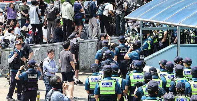 송파경찰서장 사의…서울청 공안차장이 '잠실 시위' 관리 - 머니투데이

6·3 지방선거 투표용지 부족 사태를 규탄하는 시위가 서울 송파 잠실 올
