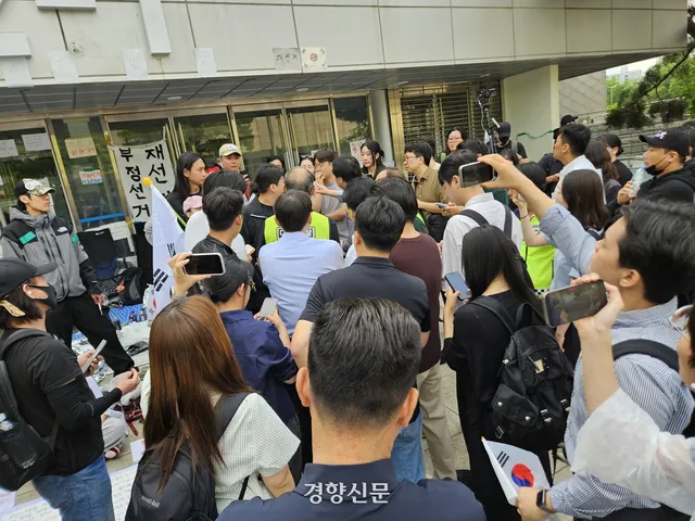 잠실 개표소 시위 6일째…경찰 ‘엄정 대응’ 공언에도 시위대 ‘출입 ...

6·3 지방선거 잠실 개표소가 있는 서울 송파구 올림픽공원 핸드볼경