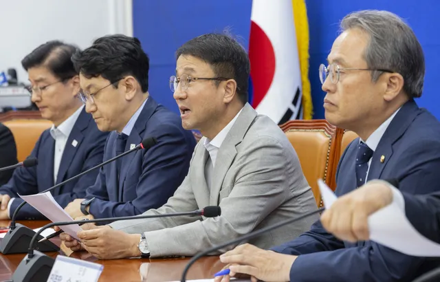 잠실 시위 장기화에 난감한 여당…‘공정’ 이슈 민감한 2030 민심에 눈...

6·3 지방선거 투표용지 부족 사태에 항의하며 개표소를 봉쇄하는