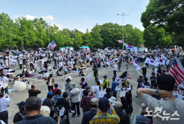 '성조기·부정선거' 장악한 잠실 집회…서로 "대진연이냐"

6·3 전국동시지방선거 투표용지 부족 사태 관련 서울 송파구 잠실 개표소를 봉쇄하는 
