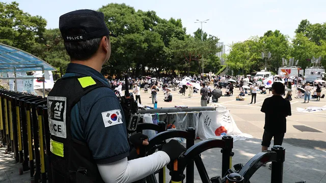 '잠실 시위' 모욕에 경찰 '부글'…서울청장 "단호히 대처"

박 청장은 오늘 전 직원에 보낸 서한에서 "정당한 직무를 수행 중인 경찰관을 대상