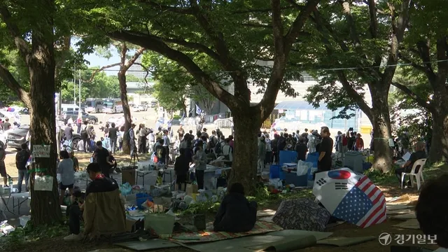 올림픽공원 점거 시위에 발 묶인 협회… 인천 세계핀수영대회 준비 '비...

서울 잠실 올림픽공원 핸드볼경기장 일대의 ‘투표용지 참사’ 사태(경