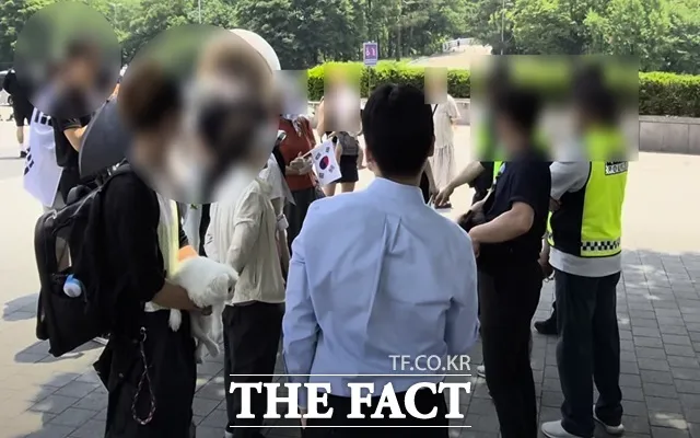 "주민증 까보세요!" 경찰 붙잡고 '고성'…불신에 갇힌 올림픽공원 [오승...

10일 서울 올림픽공원 불신 속 고성, 언쟁 오가 냉방 버스 4