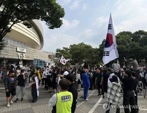 잠실봉쇄시위 장기화에 체육단체들 호소문..."일터로 돌아갈래"

6·3 지방선거 개표소인 서울 올림픽공원 핸드볼경기장에 입주한 체육단체들이 경기