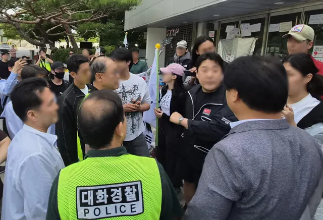 OTP·도장도 못 꺼낸다…올림픽공원 입주 체육단체 '업무 마비' 호소

재선거 요구 시위로 엿새째 서울 송파구 올림픽공원 일대가 봉쇄되면서 체육