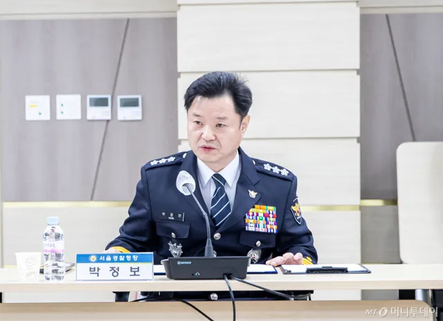 '개표소 시위' 경찰 조롱에…서울경찰청장 "경찰 대상 불법행위 단호히...

박정보 서울경찰청장이 최근 잠실 개표소 시위에서 불거진 경찰관 조롱