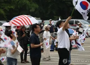 "우리는 그것에 상처받고 있다"… 잠실서 시위대에 감금·조롱당한 경찰...

| 서울=한스경제 김근현 기자 | 6·3 지방선거 투표용지 부족 사