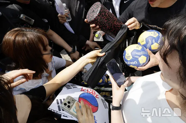 "우리의 일터를 돌려달라"…개표소 봉쇄에 체육단체들 호소

[서울=뉴시스]조수원 기자 = 6·3 지방선거 투표용지 부족 사태 이후 이어진 개표소