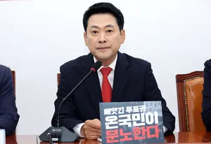 사퇴 압박에도 버티는 장동혁…"눈물이 났다" 지지층 결집 호소

당내 쇄신파 의원들이 장동혁 국민의힘 대표를 향한 사퇴 압박 수위를 높이고 있는