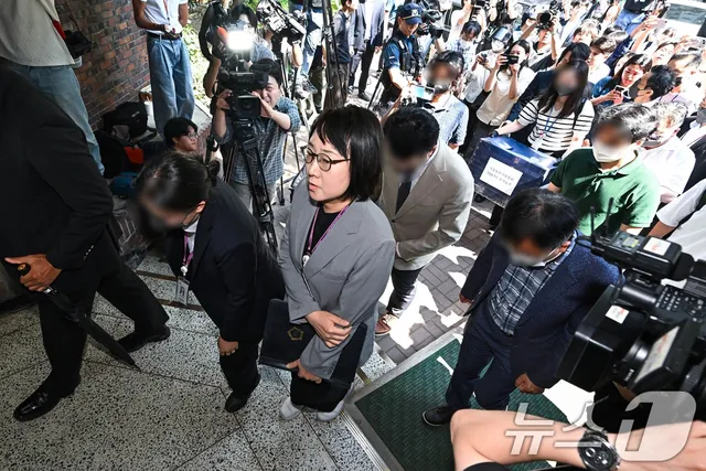 '1900매' 투표용지 상자 행방불명…선관위 "법적 보관의무 없어"(종합)

잠실7동 제2투표소 26분가량 현장검증 '빈손' 내부 다 치워진 상