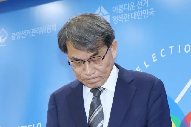 "사전투표 없애든지, 지자체로 넘기든지"…선관위 내부 자성론 터졌다

노태악 중앙선거관리위원장이 5일 경기도 과천 중앙선거관리위원...