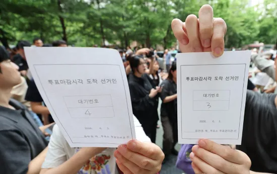 “4·18 정신 계승”… 16개 대학, 투표용지 사태 규탄 피켓시위

전국 16개 대학 총학생회가 10일 지방선거 투표용지 부족 사태를 규탄하는